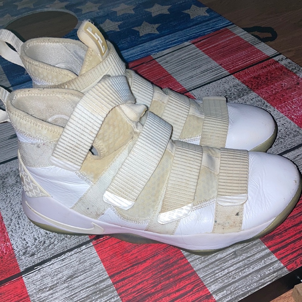 Lebron mens size 10 basketball shoes